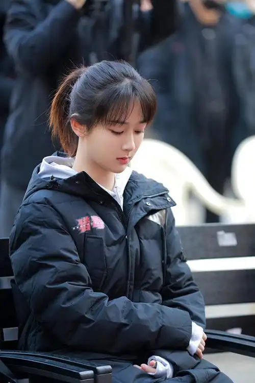 杨紫新电影猎毒冬日开机梳刘海马尾造型乖巧清纯