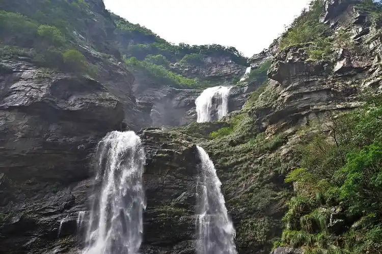 又名三级泉,水帘泉,古人称"匡庐瀑布,首推三叠",誉为"庐山第一奇观"