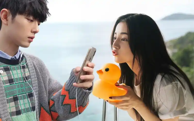 感觉肖战喜欢迪丽热巴(肖战谈到迪丽热巴是理想型)