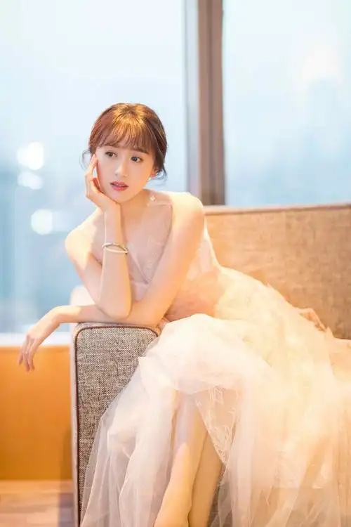 袁冰妍亮相时尚活动白纱长裙温婉可人