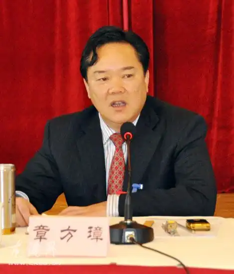 本网讯:昨日上午,温州市副市长,县委书记章方璋在参加龙港代表团讨论