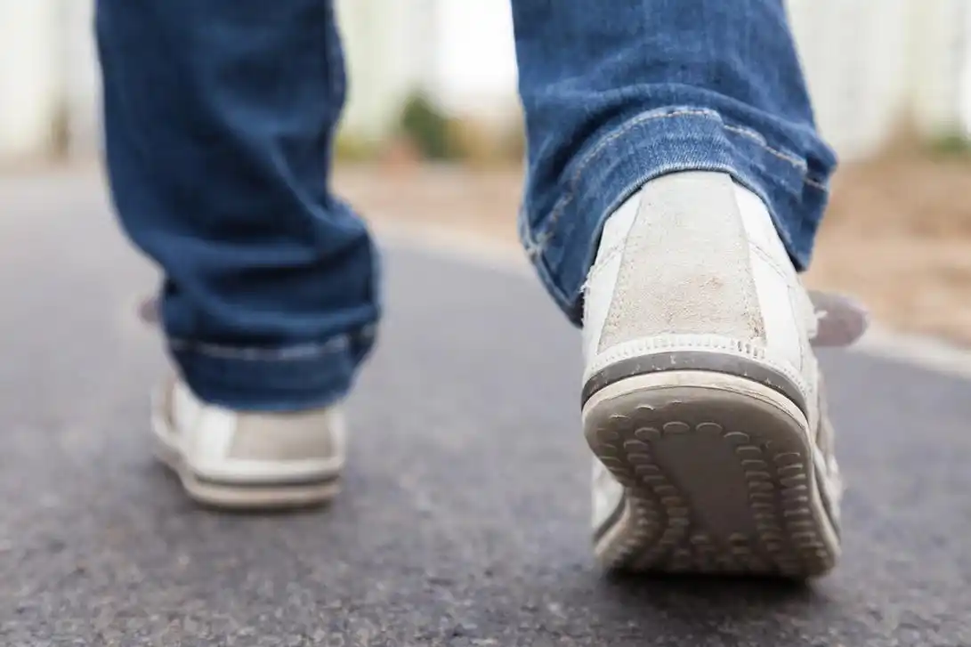 老年人步行好处多每天走多少步最合适纠正6个误区科学锻炼