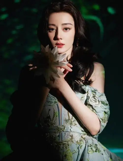 迪丽热巴新造型仙境里的油画少女