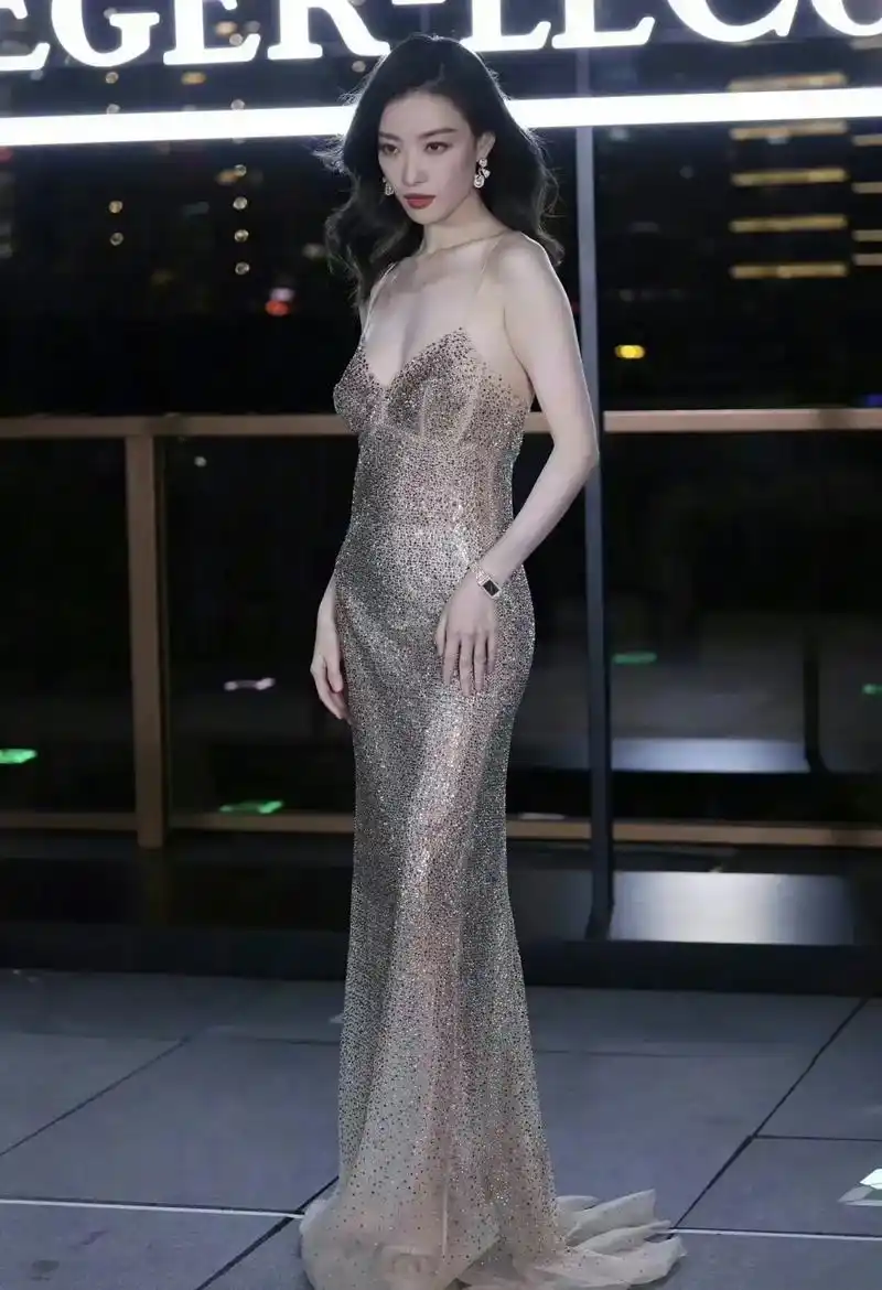 倪妮穿衣多任性,薄如蝉翼的吊带裙大秀"奶白肌",明明那么瘦却很有料!