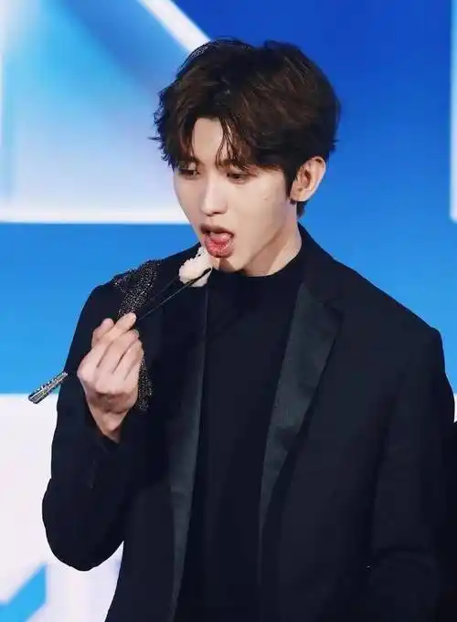 《青春有你2》发布会变吃播,蔡徐坤再跳捣蒜舞,lisa长腿太吸睛_lisa