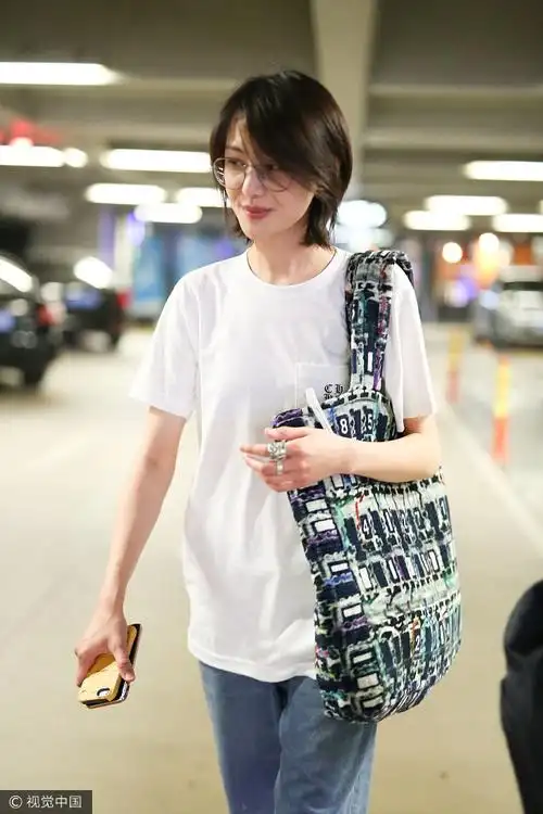 郑爽留帅气短发摸尖下巴秀戒指