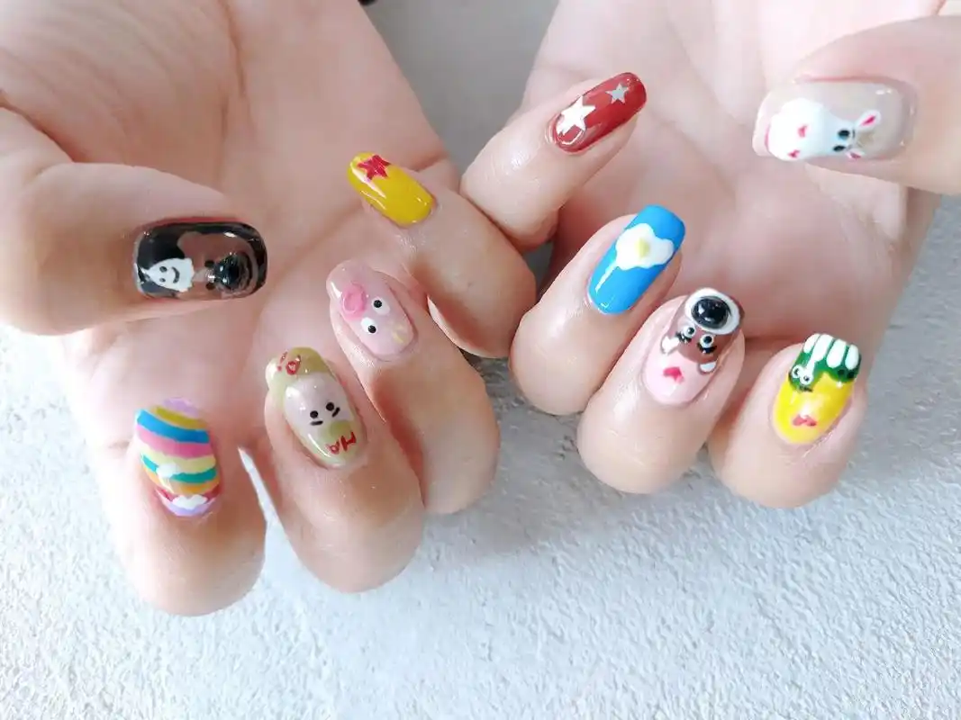 手绘卡通美甲左右手互相做凑合看吧