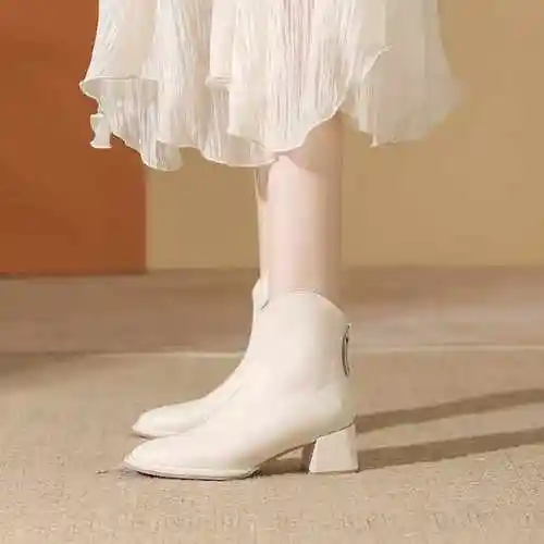 骄屿白色短靴女高跟小个子瘦瘦靴粗跟马丁靴方头法式复古单靴女靴