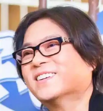 高晓松最近露面的时候,剪短了长发,不再佩戴眼镜,看起来焕然一新,年轻