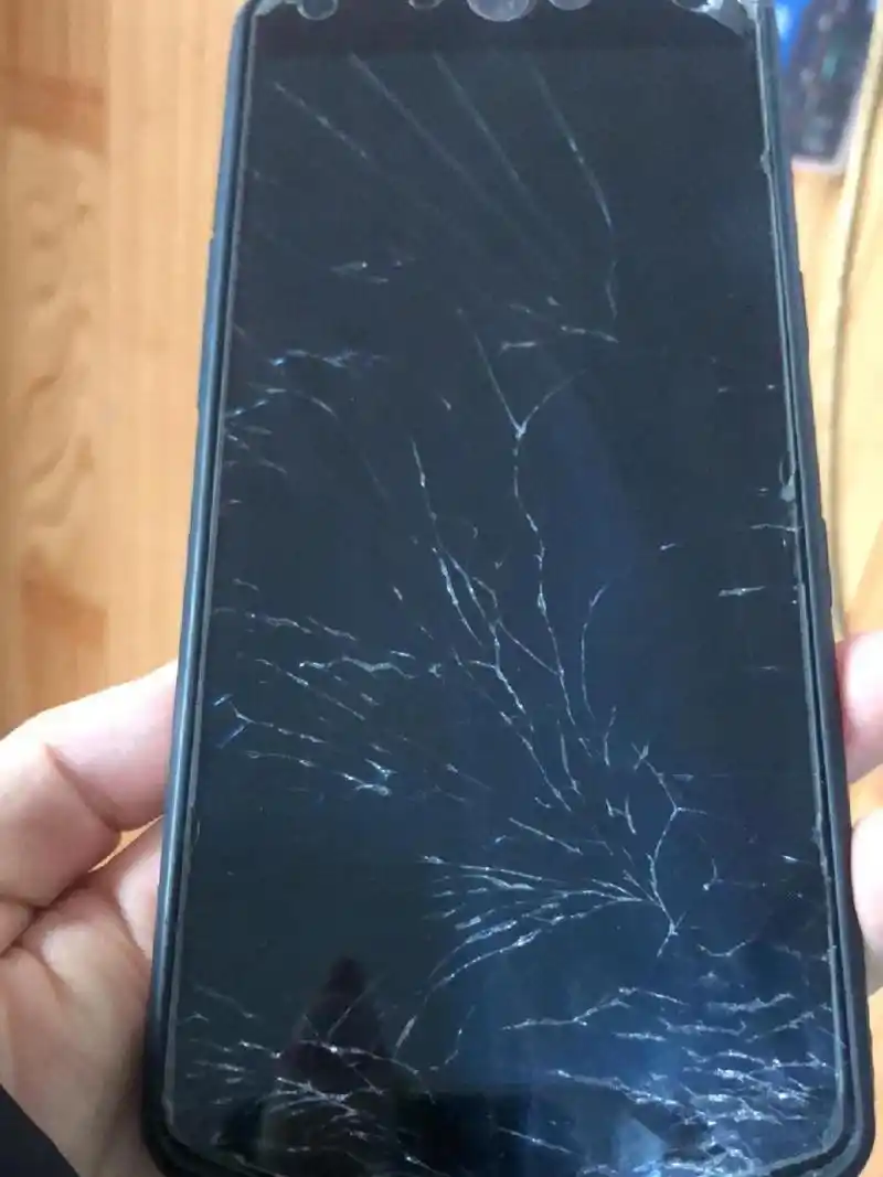 我手机是屏幕摔坏了呢还是钢化膜摔坏了呢  哎,运气不好,手机摔坏了