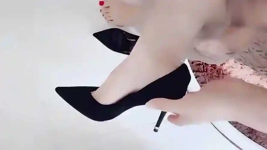 很任性,光脚穿高跟鞋