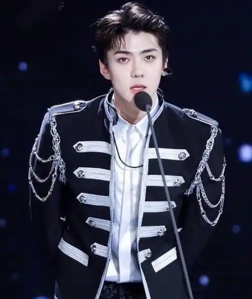 第一神仙颜值崩了:吴世勋发福神似尹正!_长发_角色_因为