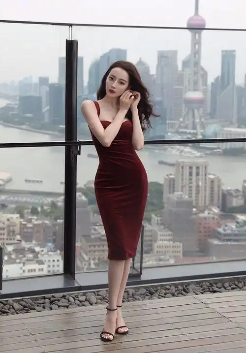 迪丽热巴再次挑战性感造型这无可挑剔的好身材让人看了自卑