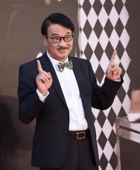 刘德华携妻子现身医院,好友谭咏麟也现身,一同送别吴孟达_腾讯网