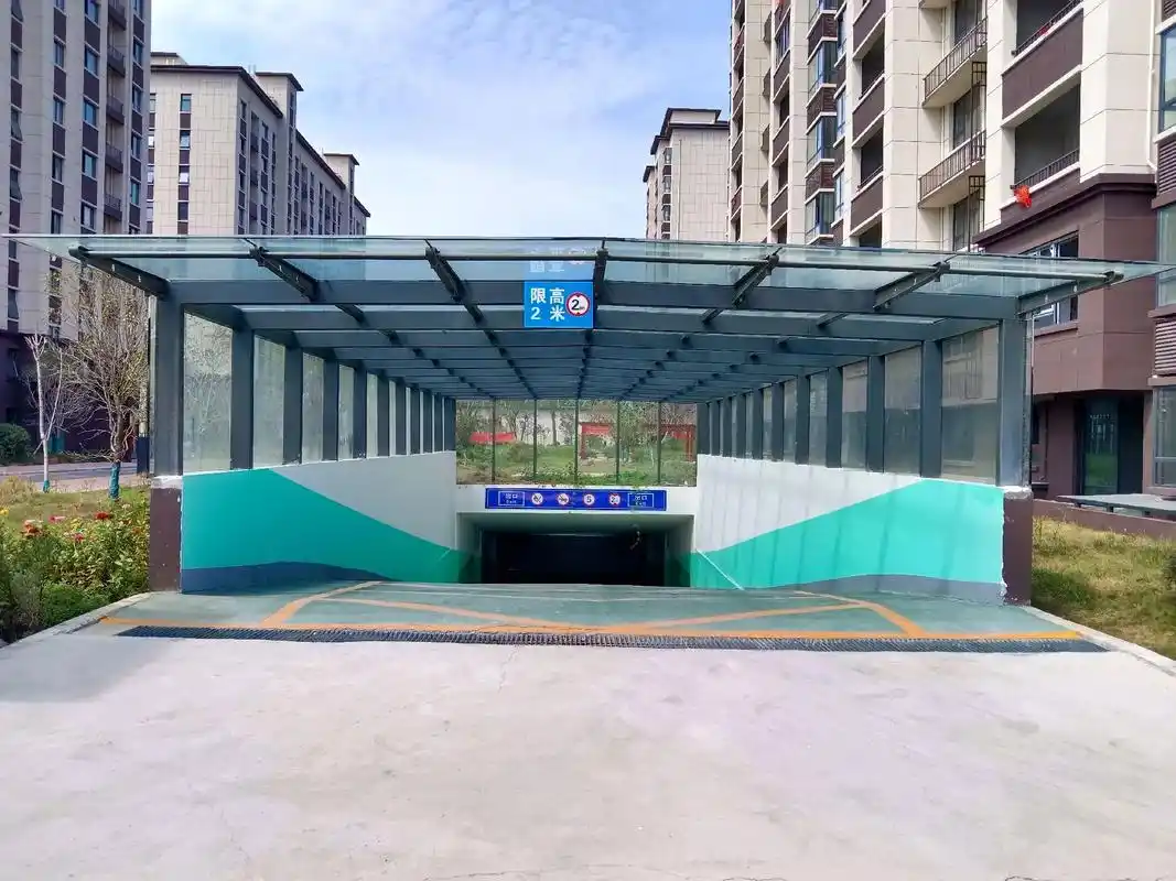 钢结构玻璃雨棚.聊一聊交付工程,起拱后的钢架雨棚,结构合理, - 抖音