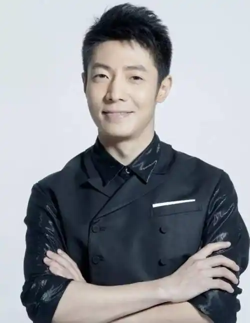 倪萍式怼人,前脚夸完后脚就拆台,撒贝宁一秒王者变青铜