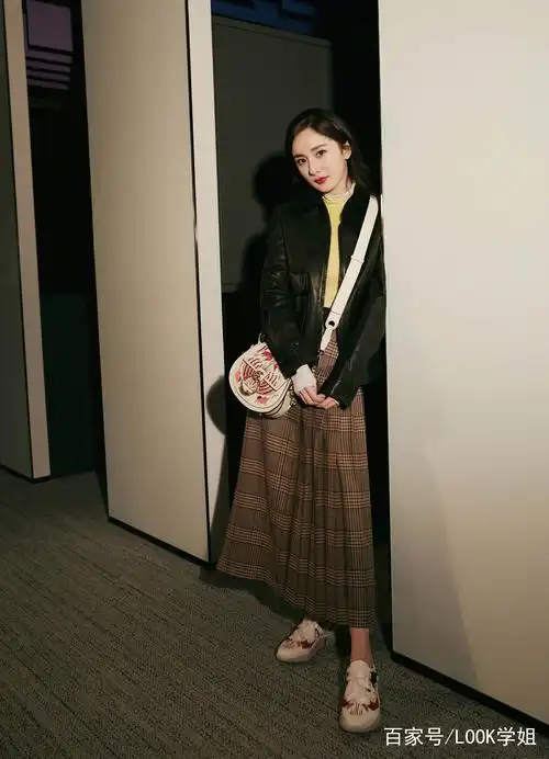 杨幂厉害了,彩虹色毛衣少女感十足,长腿配短裙美得过分