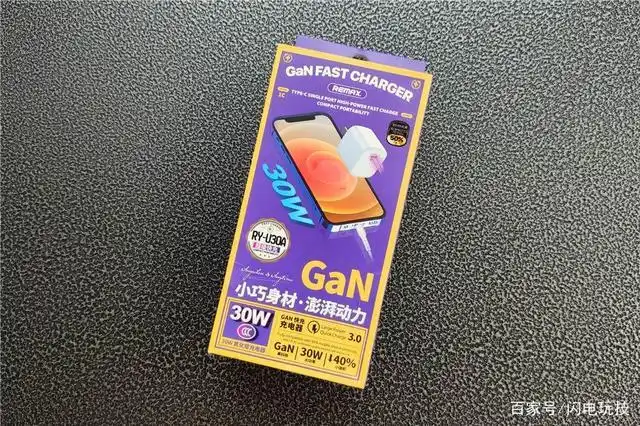 包装内仅有remax睿量30w迷你氮化镓充电器以及一张合格证,很简洁!
