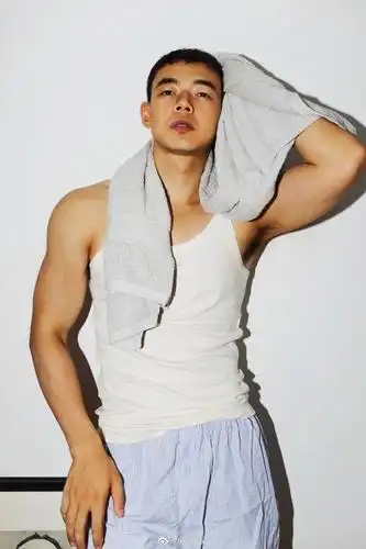 型男大赏ii童颜巨肌的傲人身材你说够不够清新脱俗