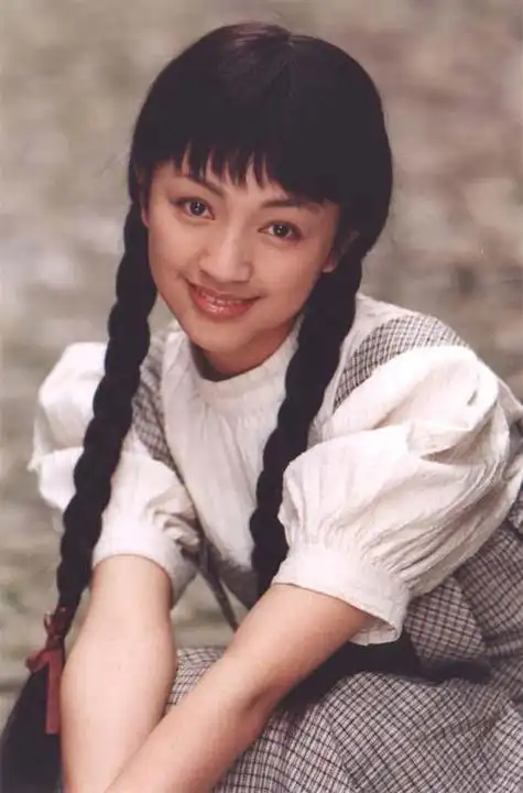 方紫仪  演员 罗海琼           钟表店老板之女,美丽温柔,知书达理