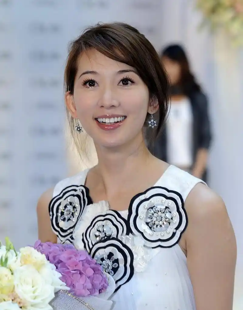 开始大家都不太相信,本以为只是娱乐炒作,直到媒体爆出了林志玲离婚的