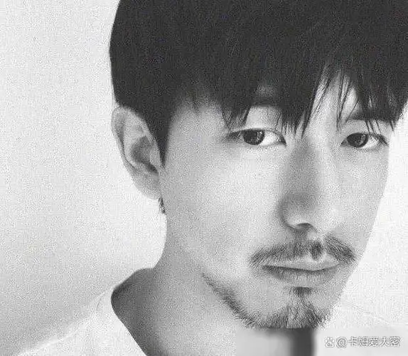 李现居家一个月刮胡子后酷劲十足硬汉形象瞬间转变成小鲜肉