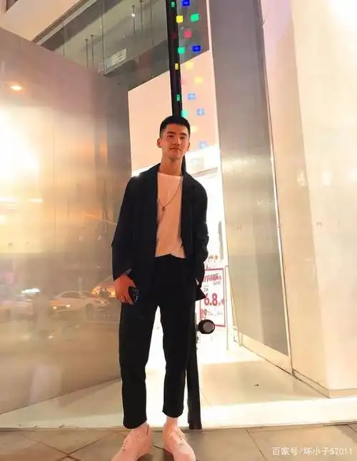 19岁185cm职业学院单眼皮型男,身材比例是真的完美!