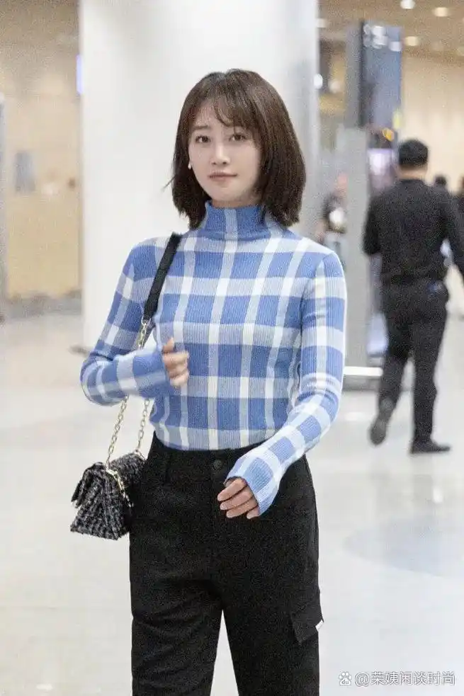 蓝盈莹素颜走机场好美,穿蓝格衫配黑色工装裤,踩平底靴也轻松凹出大