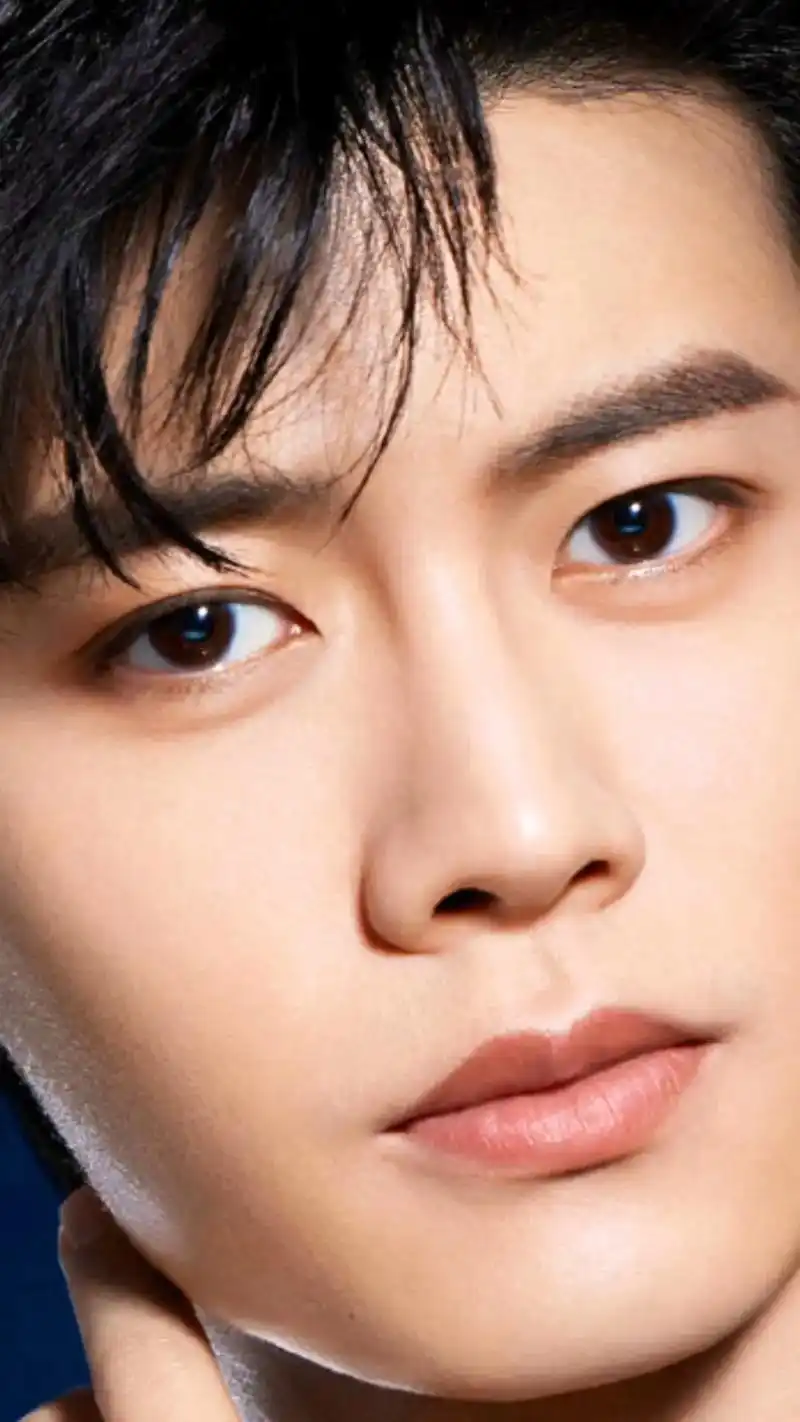 任嘉伦 这脸,这手,这侧颜050505#完美侧颜杀 #高级 - 抖音