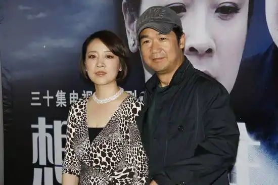 陈小艺隐藏21年老公曝光,长相让人一言难尽,网友:难怪不公开