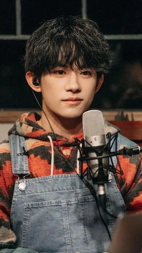 小清新男孩易烊千玺时尚阳光迷人写真