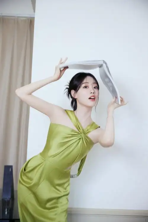 祝绪丹缎面飘带裙##祝绪丹翡羽绿坠感长裙