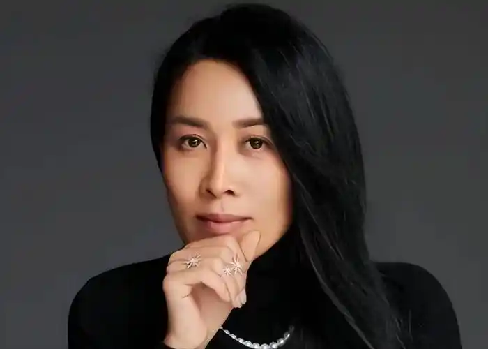 57岁那英和好友聚餐,满脸皱纹尽显老态,喝了两瓶茅台三瓶红酒_生活