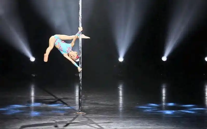 【钢管舞】7岁女孩演绎蒙古风情钢管舞