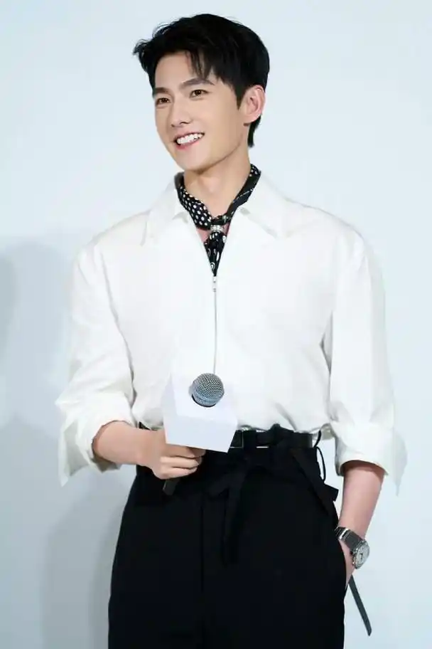 说一位自称是乔欣前助理的人给他爆了很多杨洋与乔欣的恋爱瓜,瞬间