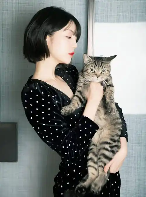 李溪芮"腿精"名副其实,黑色丝绒波点裙秀美腿,身材黄金比例_的设计