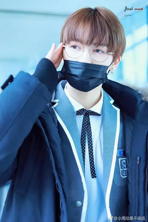 戴眼镜的朱正廷