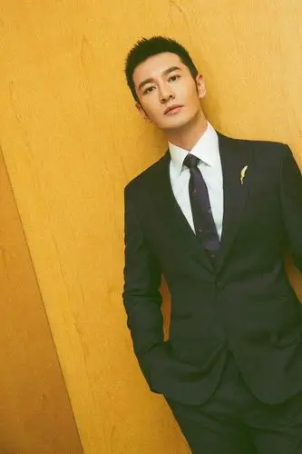 黄晓明助阵2017微博之夜红毯 蓝西装绅士风度十足_高清图集_新浪网