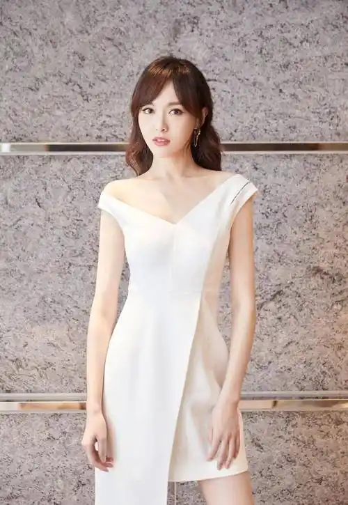 "辣妈"唐嫣身材真吸睛,穿露肩连衣裙,回眸的时候好"飒"_时尚_设计的