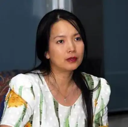 63岁的吕丽萍在美国过生日,豪宅里有酒庆祝,朋友都来祝贺