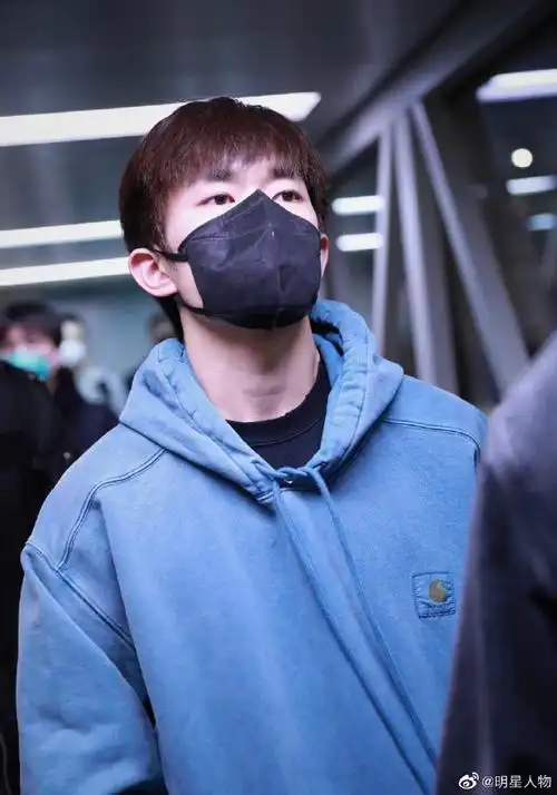 易烊千玺蓝色卫衣机场路透
