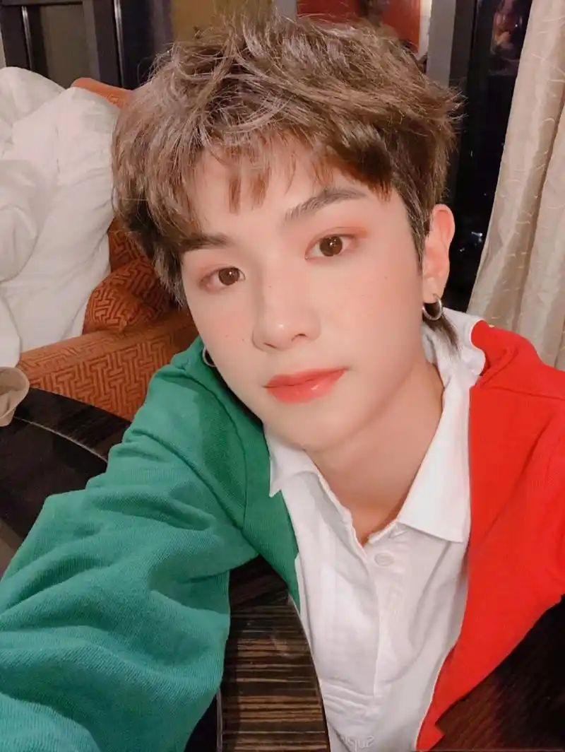 黄明昊自拍大赏 奶狗天菜 姐妹们有最喜欢的黄明昊自拍吗 我最喜欢第