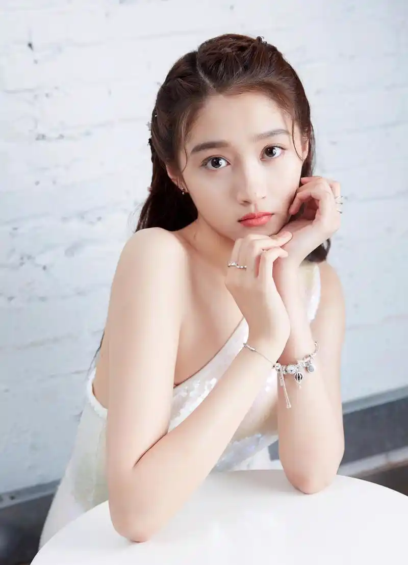 潘多拉珠宝首位中国区代言人关晓彤亮相天猫超级品牌日,探索自我表达