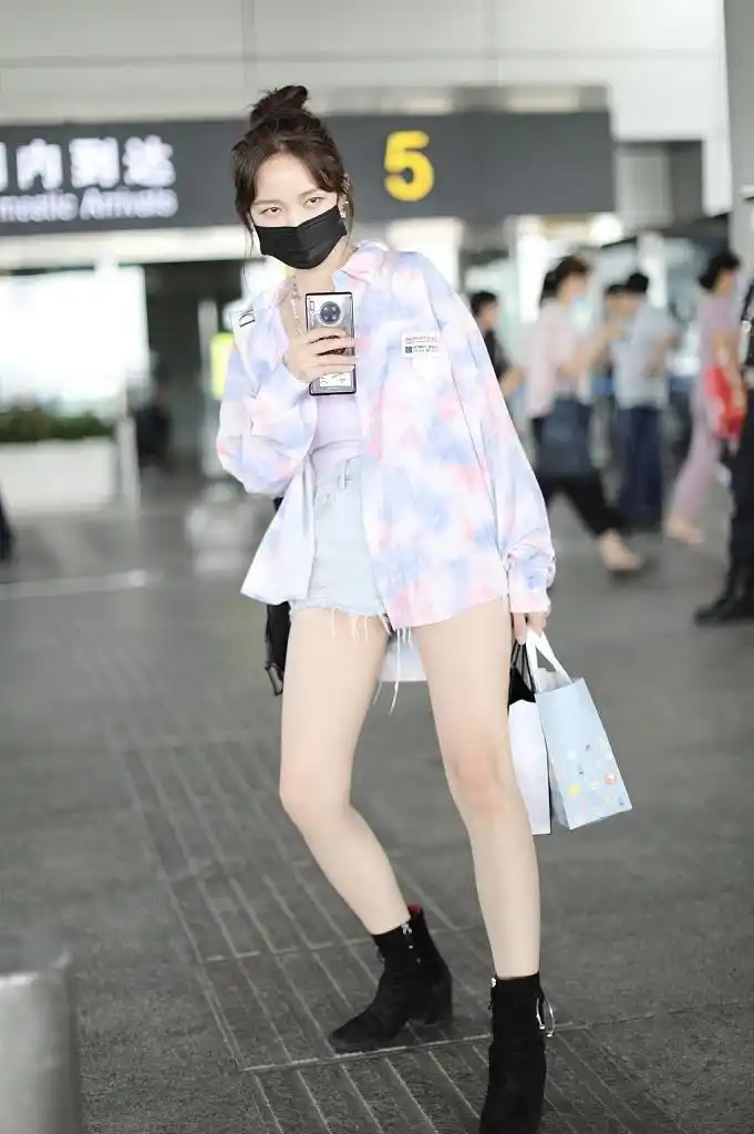 组图:孟佳穿扎染衬衫配热裤秀长腿 和粉丝玩互拍姿态可爱