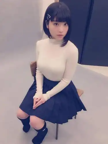 小小年纪就这么胸 二次元感浓厚的17岁偶像写真(4)