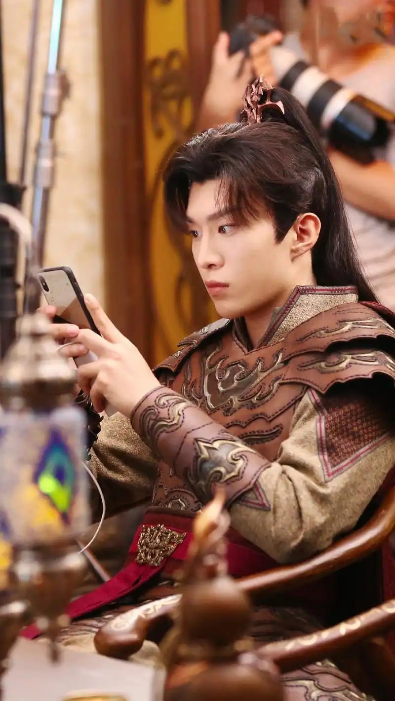 范丞丞新剧古装造型曝光 穿盔甲束发你可不可?