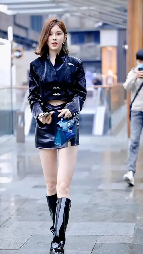 小姐姐这皮靴捂脚不,咱也不敢问呀!#气质穿搭 #大长腿