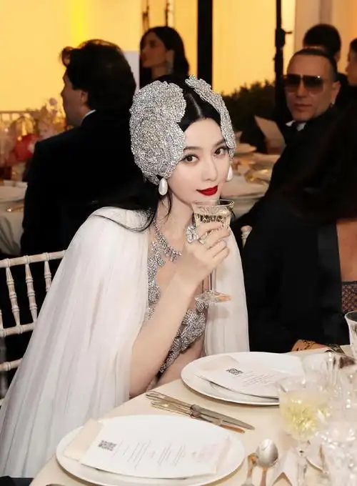 范冰冰亮相戛纳,连换5套礼服尽显野心,可惜满脸沧桑眼神无光