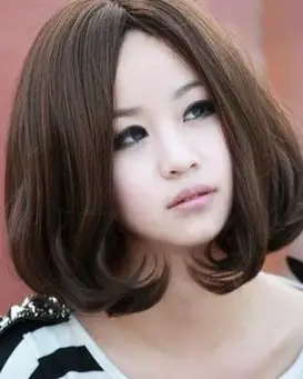 东方女生非常在意自己的脸大,八成都希望发型能让脸看起来变小,带有