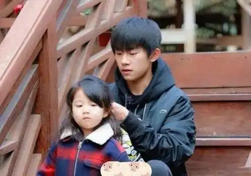 易烊千玺的全家福照片_竞价网